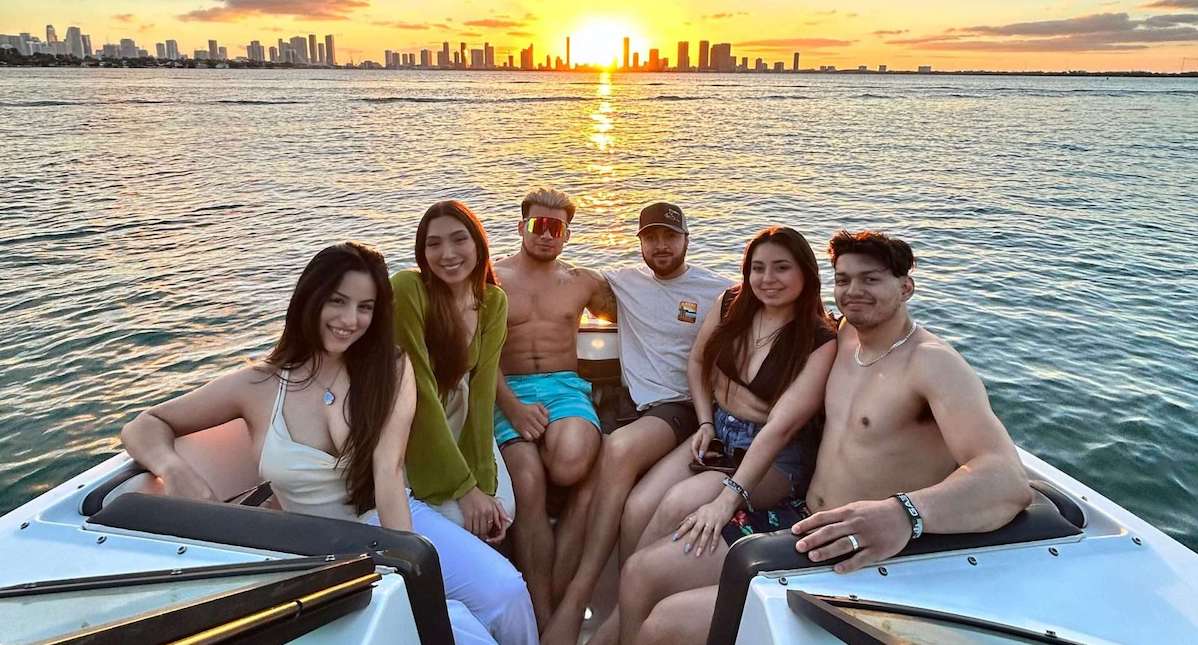 group-over-6-ppl-2023-10-resized Boat rental for groups